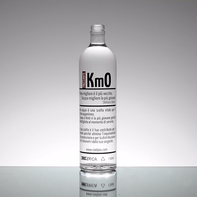 La surface décalée donne une bouteille de verre transparent pour la vodka russe à un prix abordable