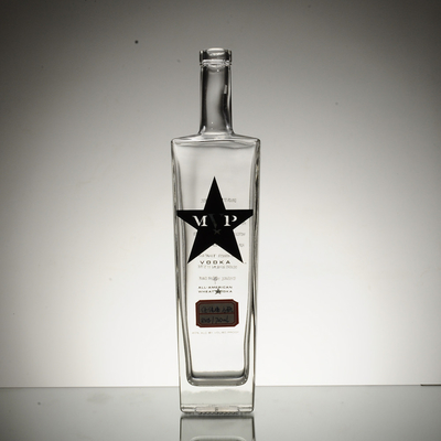 La surface décalée donne une bouteille de verre transparent pour la vodka russe à un prix abordable