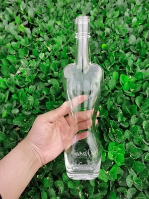 Decal Surface Handling Vodka Bouteille en verre pour la forme du corps des femmes en matériau blanc cristallin