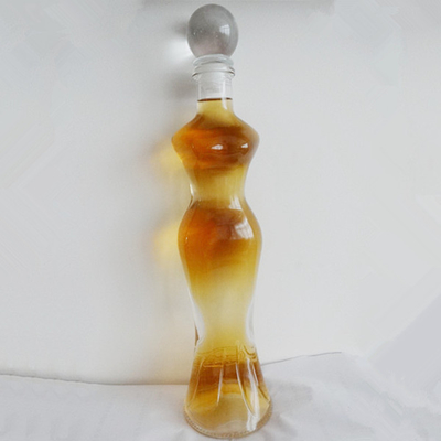 Decal Surface Handling Vodka Bouteille en verre pour la forme du corps des femmes en matériau blanc cristallin