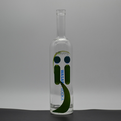 La surface décalée est manipulée par des bouteilles de vodka de beluga cristalline vide de 750 ml pour l'achat en vrac
