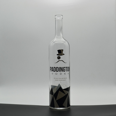 La surface décalée est manipulée par des bouteilles de vodka de beluga cristalline vide de 750 ml pour l'achat en vrac