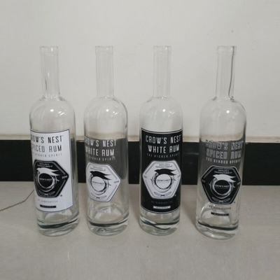 La surface décalée est manipulée par des bouteilles de vodka de beluga cristalline vide de 750 ml pour l'achat en vrac