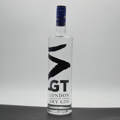 La surface décalée est manipulée par des bouteilles de vodka de beluga cristalline vide de 750 ml pour l'achat en vrac
