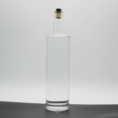 La surface décalée est manipulée par des bouteilles de vodka de beluga cristalline vide de 750 ml pour l'achat en vrac