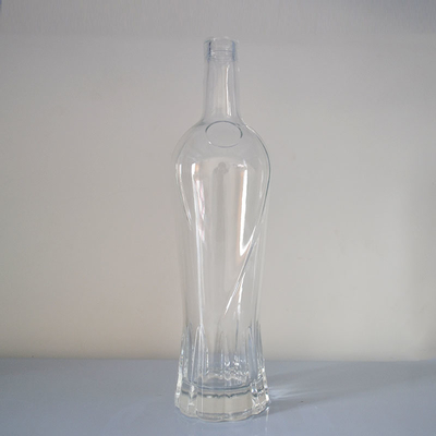 La surface décalée est manipulée par des bouteilles de vodka de beluga cristalline vide de 750 ml pour l'achat en vrac
