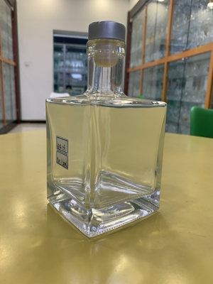 500 ml 700 ml 750 ml 1L Bouteille en verre unique en forme carrée pour les jus de vodka