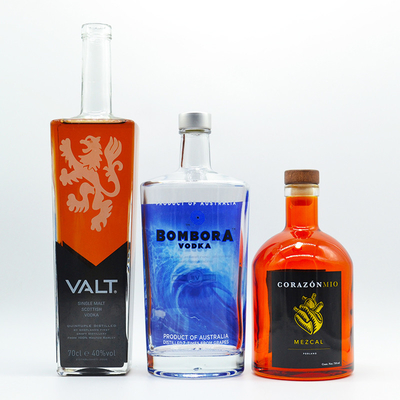 Bouteille de verre carrée de 700 ml pour boissons industrielles avec surface décale et finition noire mate