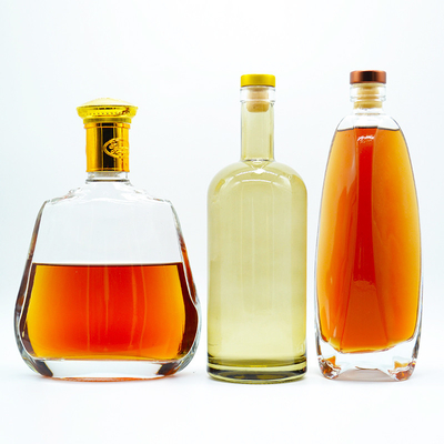 Bouteille de verre carrée de 700 ml pour boissons industrielles avec surface décale et finition noire mate