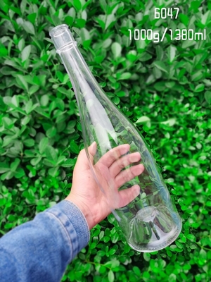 Bouteilles en verre personnalisées carrées pour les spiritueux Vodka Gin Rum Whisky 700 ml liège