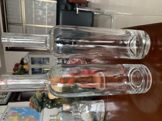 Matériau du collier Super Flint Glass 750 ml Whiskey Vodka Bouteilles d'huile de liqueur avec couvercle en liège