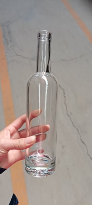 Matériau du collier Super Flint Glass 750 ml Whiskey Vodka Bouteilles d'huile de liqueur avec couvercle en liège