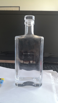 Matériau blanc cristallin Bouteille de verre carrée 500 ml pour les spiritueux Gin Rum Vodka Whisky