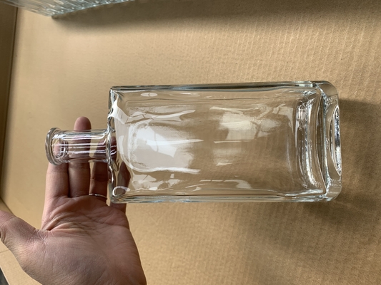 Matériau blanc cristallin Bouteille de verre carrée 500 ml pour les spiritueux Gin Rum Vodka Whisky