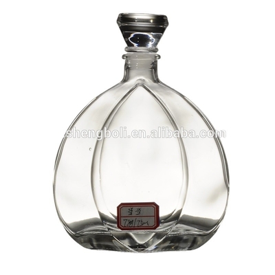 Bouteille en verre blanc cristallin pour boissons de design élégant 500 ml 750 ml Vodka Whiskey Brandy