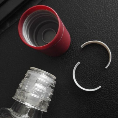 Bouteille en verre de vodka à l'esprit avec bouchon Guala et produit au logo en relief