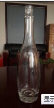 Bouteille en verre de vodka à l'esprit avec bouchon Guala et produit au logo en relief