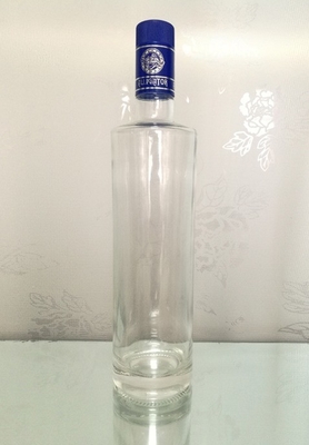 Bouteille en verre de vodka à l'esprit avec bouchon Guala et produit au logo en relief