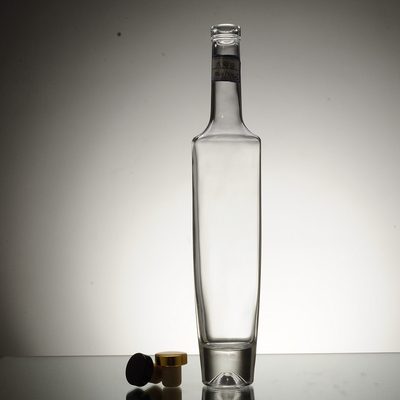 Bouteille en verre de vodka à l'esprit avec bouchon Guala et produit au logo en relief