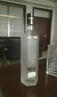 Bouteille en verre d'alcool haute et mince pour le whisky/brandy/vodka scellée avec un bouchon qui tourne
