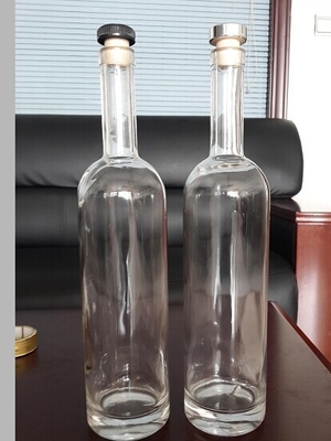 Bouteille en verre d'alcool haute et mince pour le whisky/brandy/vodka scellée avec un bouchon qui tourne