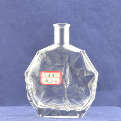 Matériau de verre en flint en relief haute Tour Eiffel Bouteille en verre en forme de liqueur avec liège