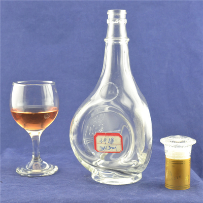 Matériau de verre en flint en relief haute Tour Eiffel Bouteille en verre en forme de liqueur avec liège