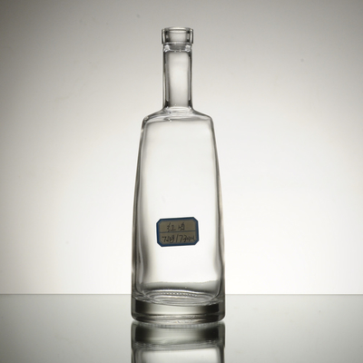 Les fabricants de bouteilles offrent des bouteilles en verre de whisky de 750 ml avec un matériau en verre super flint