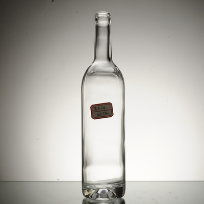 Les fabricants de bouteilles offrent des bouteilles en verre de whisky de 750 ml avec un matériau en verre super flint