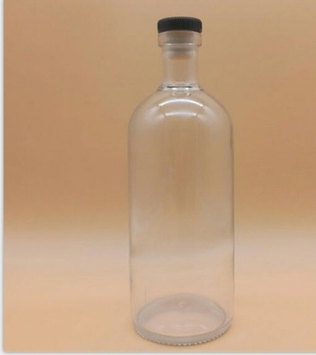 Bouteille à vis de 700 ml Whisky Bouteilles de verre vides claires pour le vin OEM / ODM Bienvenue