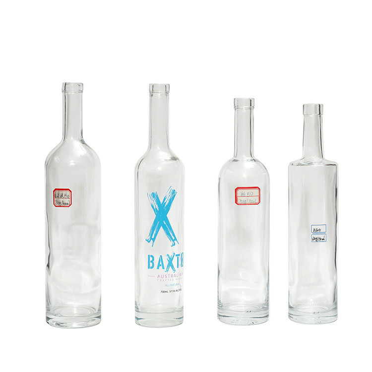 Matériau en verre Super Flint Custom 700 ml Liquor Wine Gin Whisky Vodka Spirits Bouteille en verre avec couvercle en liège