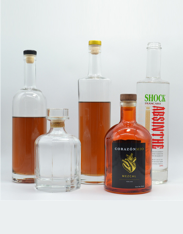 Un pistolet de whisky glacé bleu clair unique en forme de 700 ml 500 ml bouteille de gin vide pour l'alcool