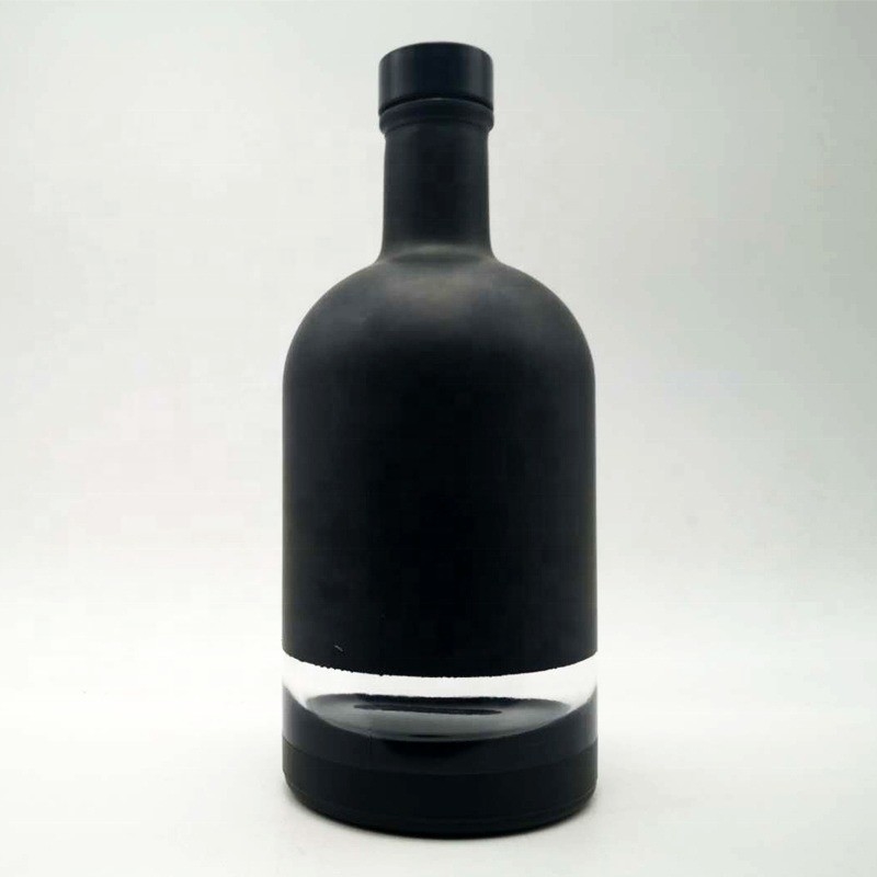 Bouteille en verre de vodka à l'esprit avec bouchon Guala et produit au logo en relief