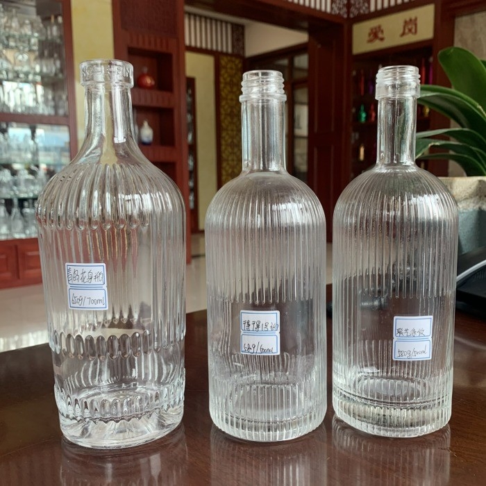 Matériau en verre à haute ciselure 700 ml Bouteille d'alcool vide à col long pour whisky 375 ml