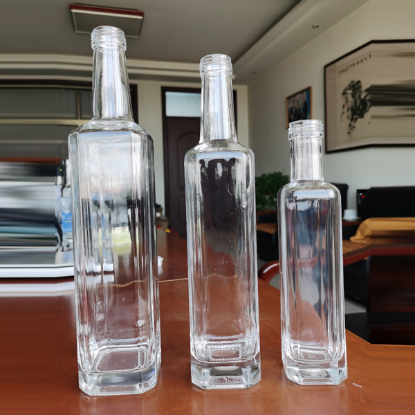 Bouteille de verre vide transparente de 750 ml de vodka et de liqueur avec type d'étanchéité liège/vis/guala