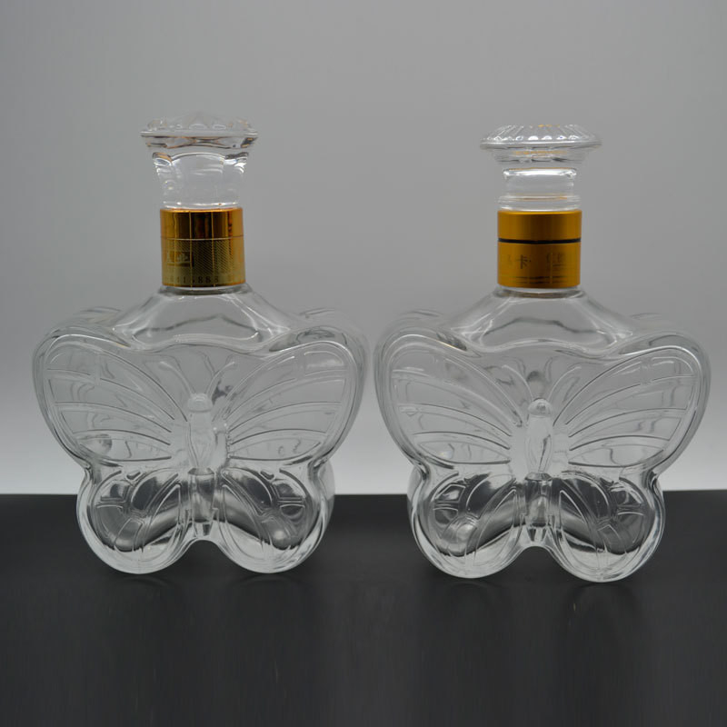 Impression de logo peut personnaliser de l'alcool blanc cristallin dans une bouteille en verre en forme de papillon de 0,5 l