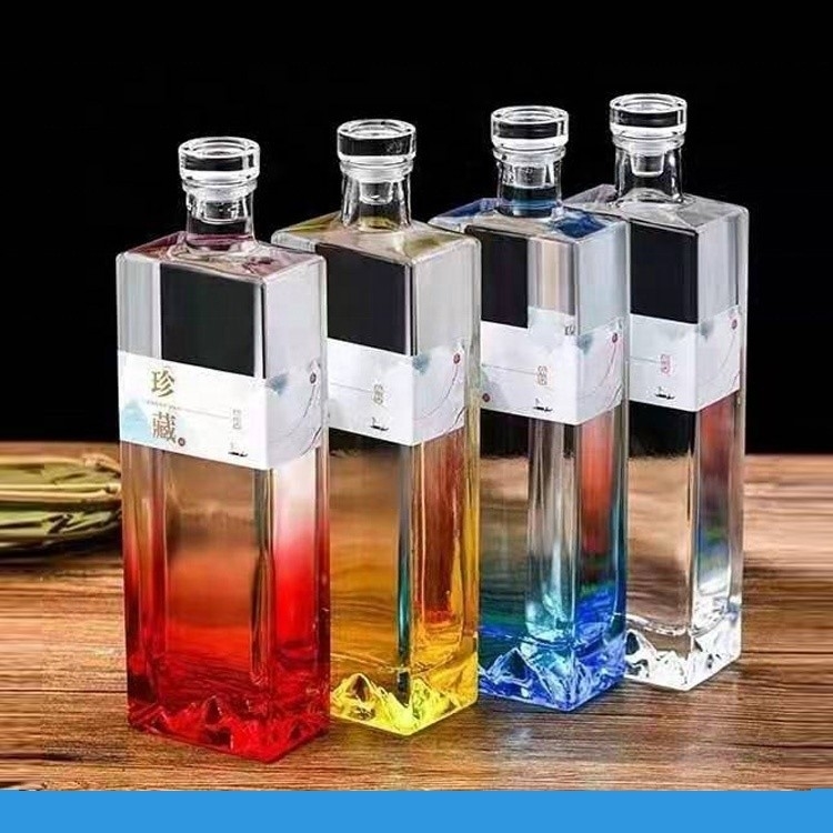 Bouteille de vodka en verre blanc à pulvérisation ronde carrée de 500 ml avec impression à l'eau et conception de pulvérisation