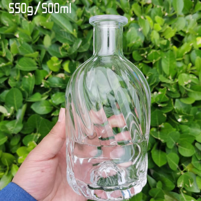 Bouteilles en verre personnalisées carrées pour les spiritueux Vodka Gin Rum Whisky 700 ml liège